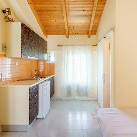 Ramona Apartment *